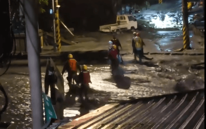 泥流淹沒光復鄉！　搜救隊「水桶裝男童+嬰兒」涉水馳援