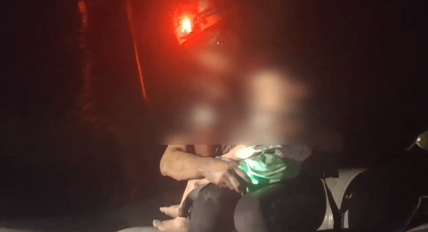 影/屏東消防夜衝花蓮災區！涉水救男童喊「弟弟不要怕」