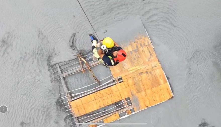好消息！馬太鞍溪堰塞湖溢流　空勤隊吊掛救出7人