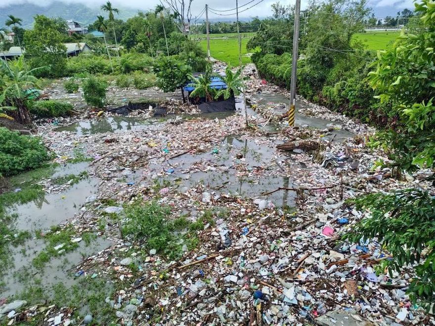 花蓮光復鄉慘況曝！道路驚見「垃圾河」　全沖來擋家門口