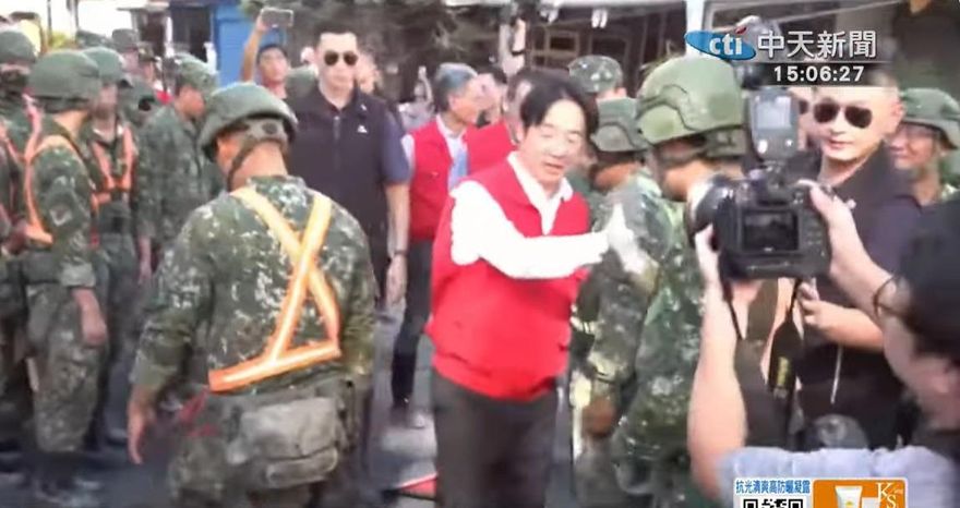 太感動了？阿兵哥與賴清德「Give me five」　轉身竟低頭「擦手」