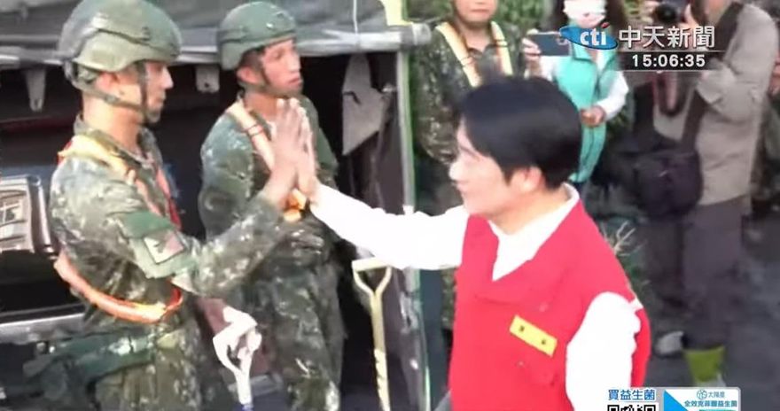 賴清德視察災區與國軍「give me five」　網傻眼這哪招：勘災還是做秀？