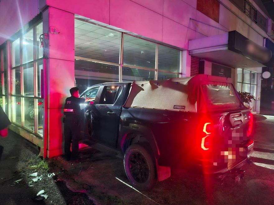 影/碰！高雄男渾身酒氣開皮卡撞進汽修廠　下場慘了