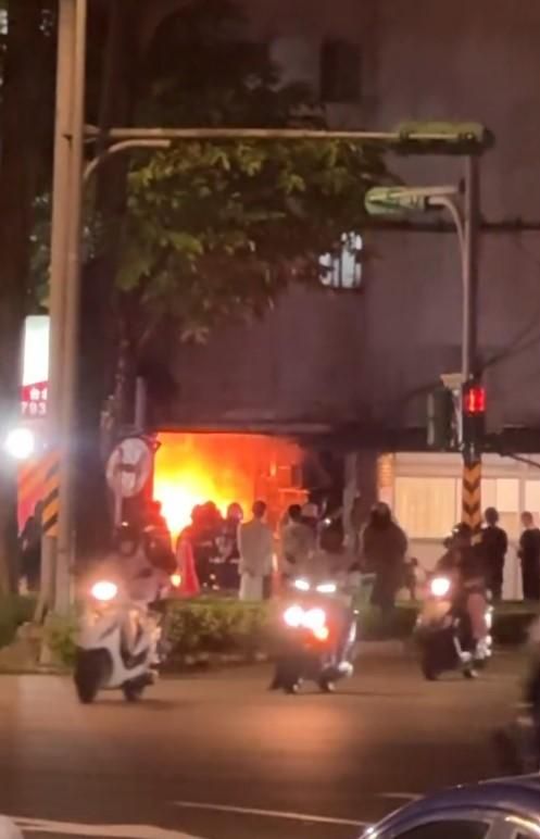 北市內湖2層樓木造民宅失火　消防到場瓦斯管線還在燒！