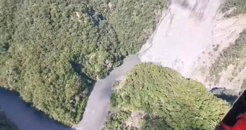 不只馬太鞍溪堰塞湖！台東新武呂溪上游「巨量土石覆河道」