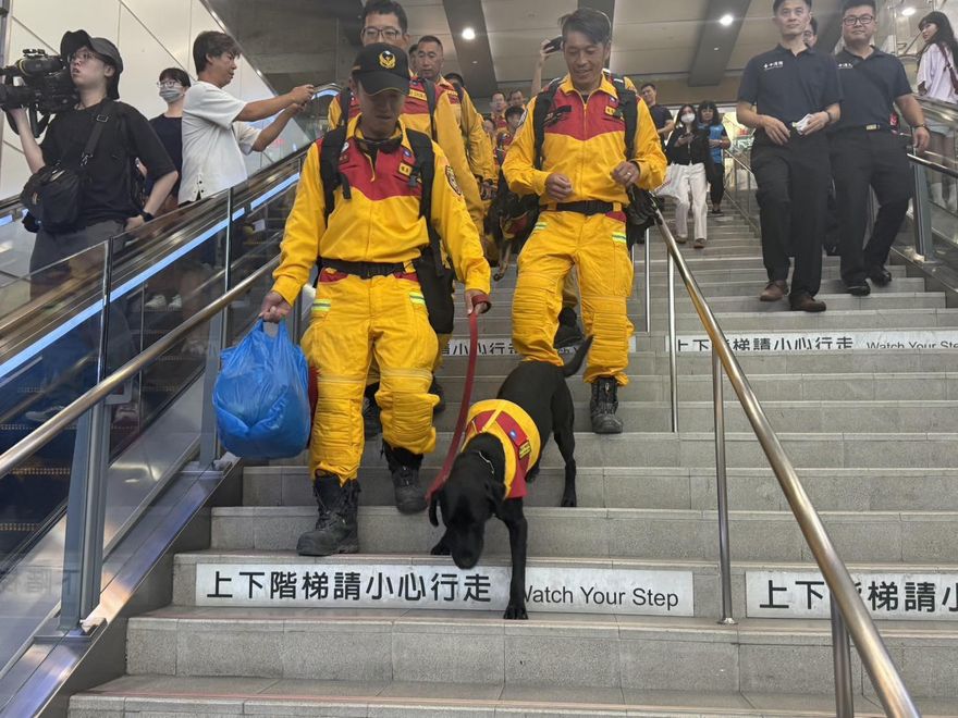 馳援花蓮3天救22人！台中特搜隊步出車站全場掌聲迎英雄