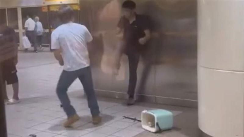 影/北捷驚見肢體衝突！2男「月台上激烈互毆」還狂「掉寶」