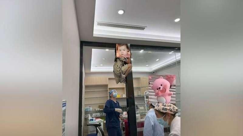 影/怕到爬門框！陸女童逃看牙變「蜘蛛俠」　網笑：滿滿求生欲