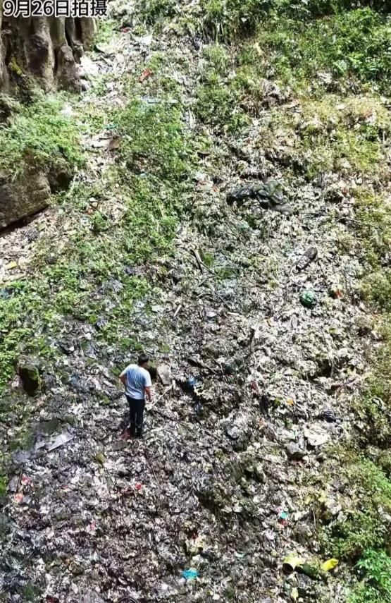 影/垃圾堆10層樓高！貴州天然溶洞淪垃圾場　官方急清運