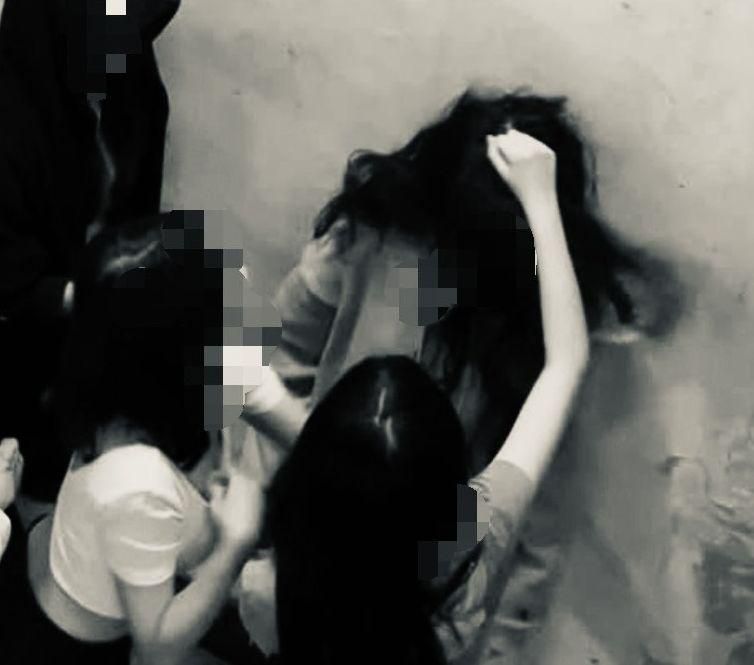 《角頭》迷你版！西門町「太妹5打1」圍毆扯髮踹臉撞牆