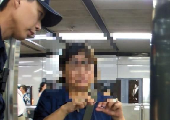 影/北捷驚魂！婦攜12萬現金「轉車就丟」　錢袋流浪16站尋獲