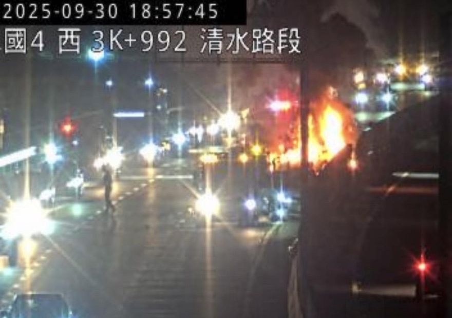 影/轎車爆胎停國道4號遭追撞　燒成火球幸無人傷