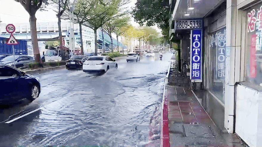 影/淡水街道驚變「淡水河」！管線破裂釀災、影響戶數暫不明
