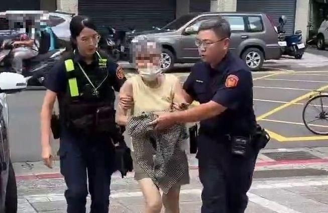 影/北捷白髮嬤又出事！超商鬧事被逮　一查是竊盜通緝犯