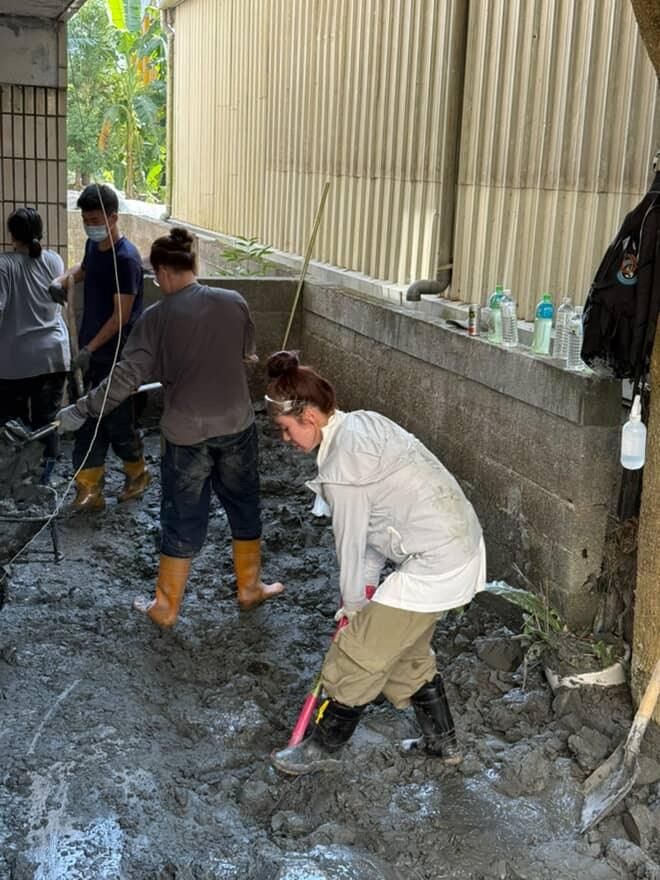 李多慧化身「鏟子女神」！捐30萬後現身花蓮災區挖呀挖
