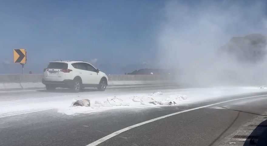 影/台2線貢寮段石粉灑落路面如下雪　警開罰送辦駕駛
