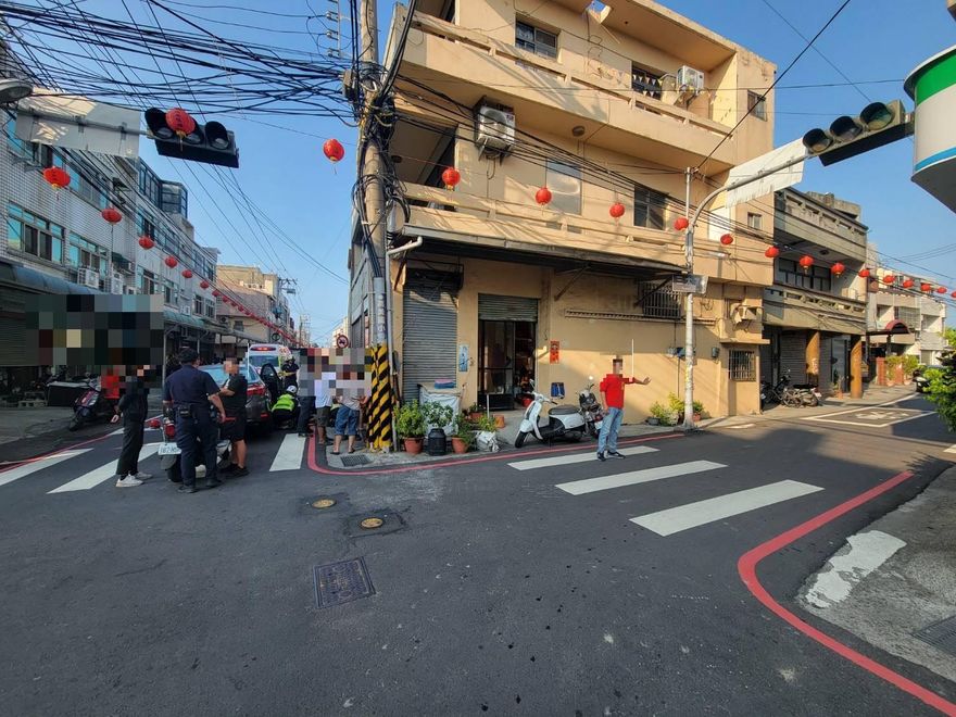 驚悚意外！台中9旬翁騎單車不明原因倒地　遭轎車輾卡車底不治