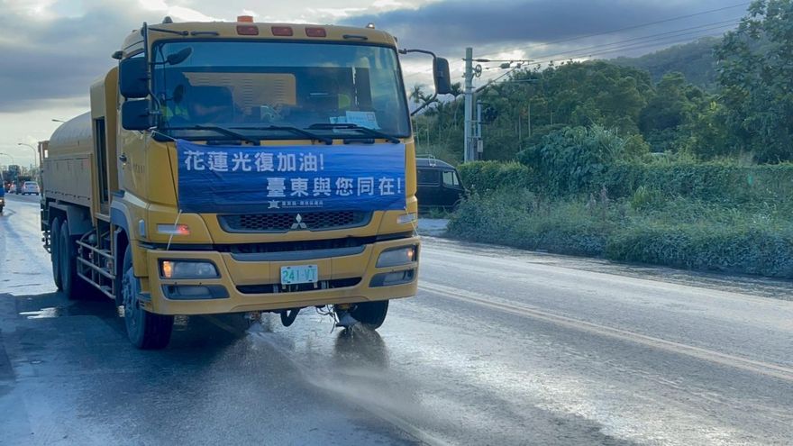 台東縣府出動抓斗車、清溝車　助光復災區環境復原