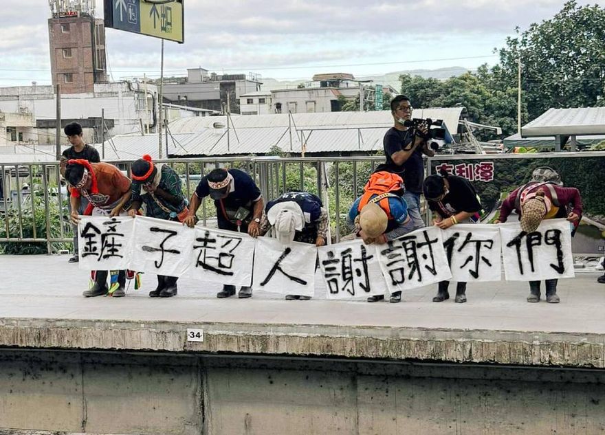 花蓮光復災民月台舉布條鞠躬　鏟子超人感動落淚