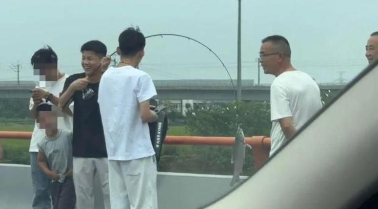 影/陸十一長假出遊塞翻天！男子乾脆「下車釣魚」喜獲大魚
