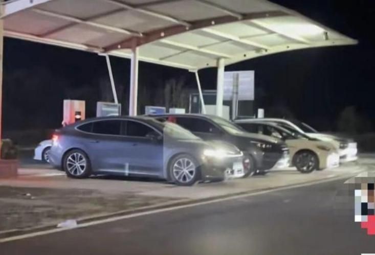 陸十一開電動車變「搶電大戰」！要拿「號碼牌」排隊至少3小時