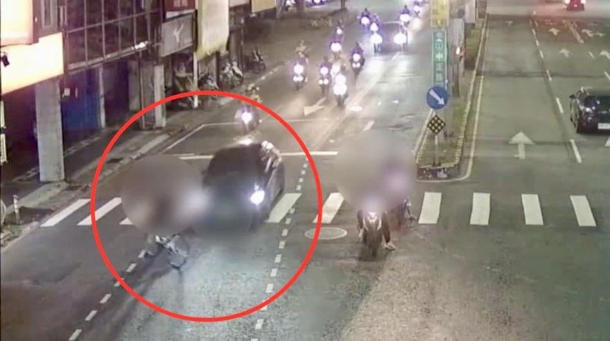 影/新莊單車少年外側車道突鬼切　轎車煞不住撞飛