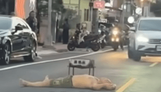 影/烤肉架當安全錐！竹北超狂醉男橫躺路中央　畫面曝光