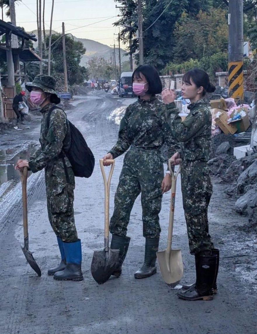 3女兵休假衝光復當鏟子超人！　網讚：人美心更美
