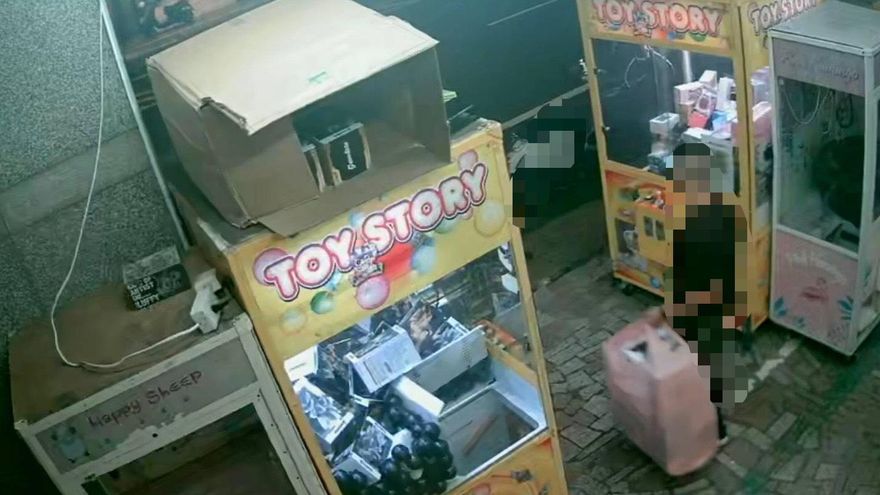 影/台南娃娃機店遭竊　嫌犯自備大袋搜刮22萬元商品