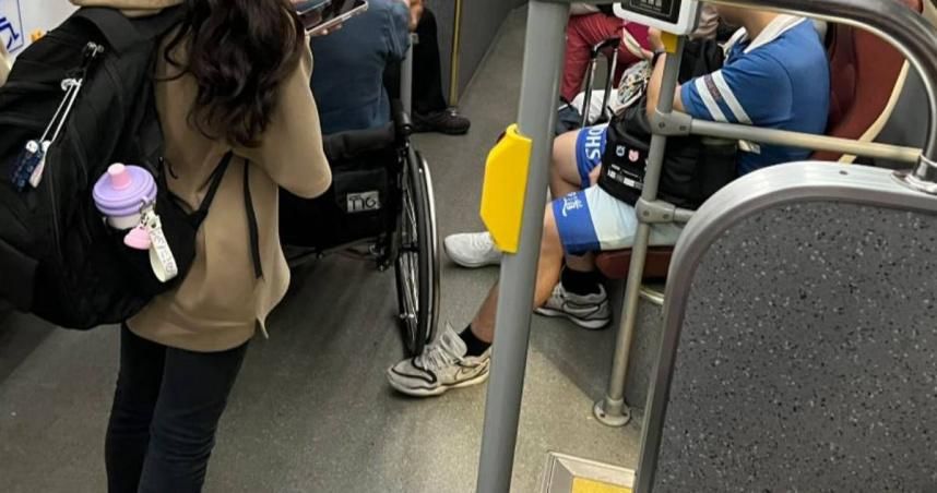 高中生搭公車「伸一腳」默默助人　畫面曝光全網讚爆