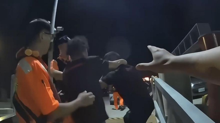 影/中秋黃魚價飆！金門漁民爭釣點　船上打到下船還撞傷海巡