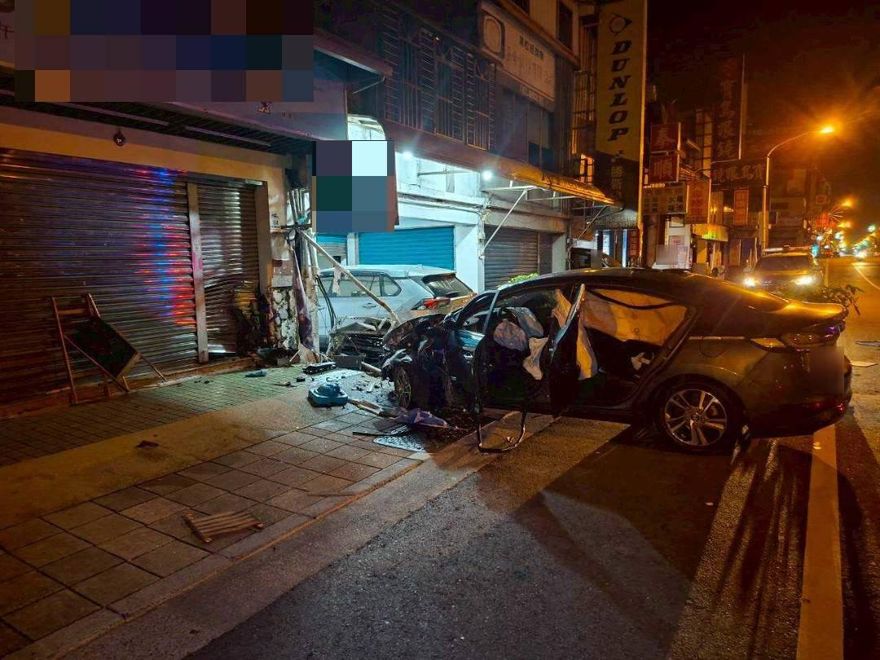 影/蘇澳深夜巨響！轎車失控撞民宅「車頭不見」　　23歲男重傷送醫