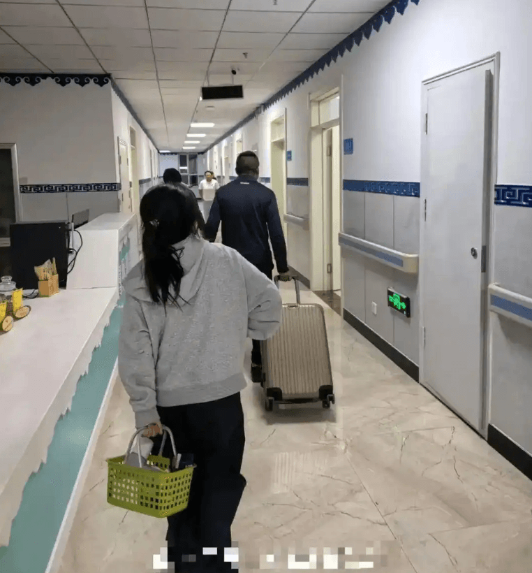 陸十一人多到無房可訂？她被迫住「醫院改裝旅館」…院方說話了