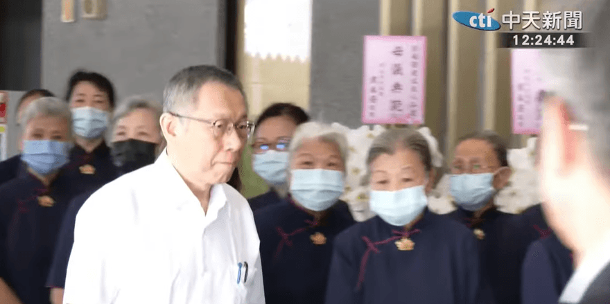 柯文哲快閃彭振聲母親告別式！被問與他互動長嘆一聲後離去