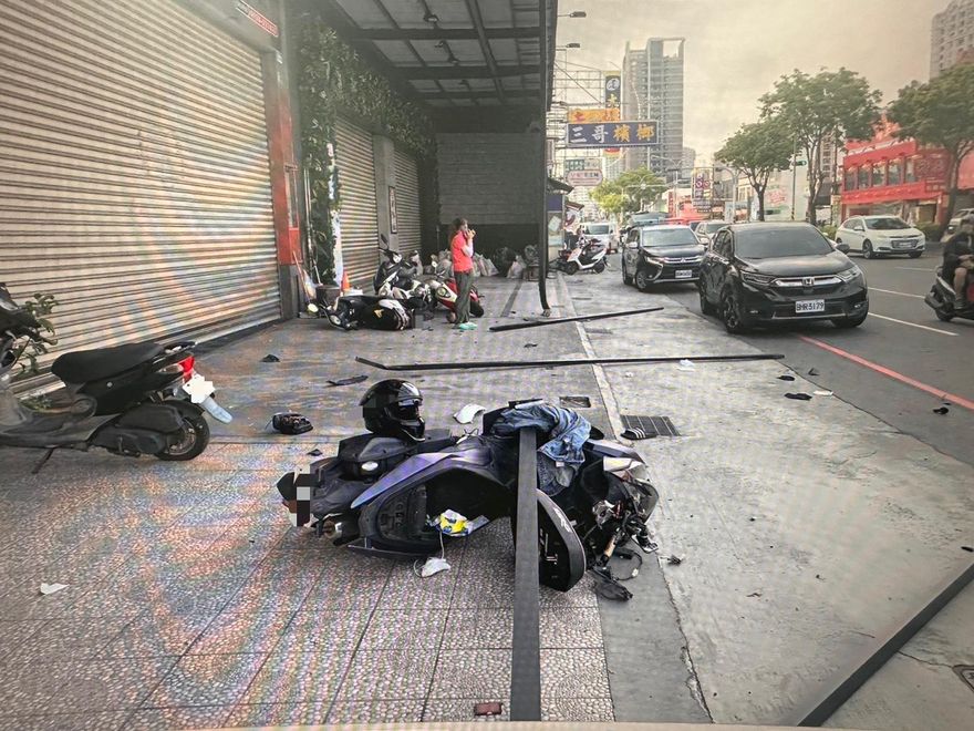 台南女駕駛變換車道不看後照鏡？騎士噴飛　波及3重機