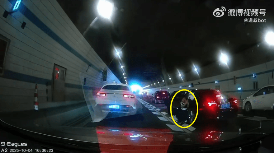 母車禍暈厥…陸男童隧道下跪求「救救我媽媽」　畫面曝光看哭網