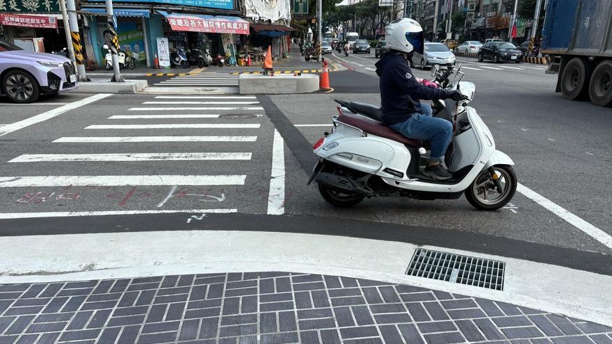 台中機車待轉區緊鄰斑馬線！　民眾守規待轉恐遭罰1800元