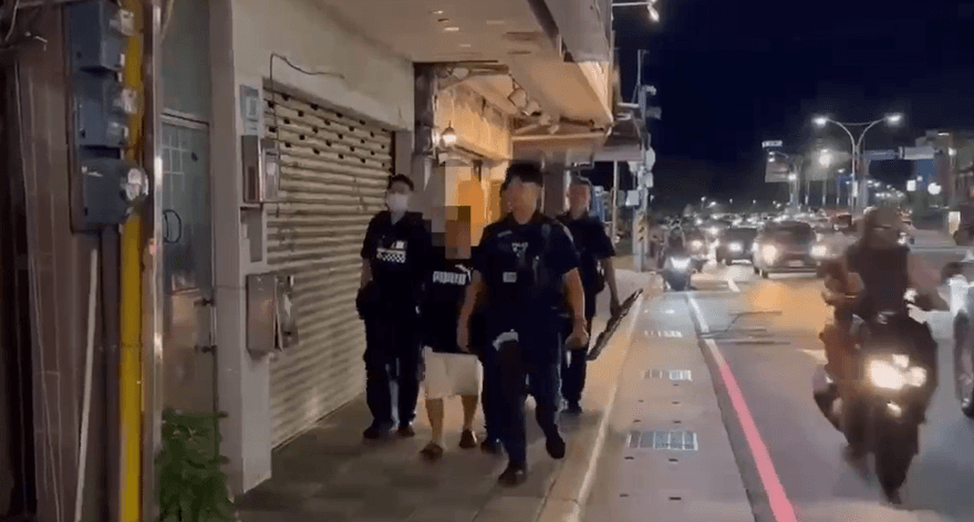 影/母親不給錢烤肉淡水無業男威脅「砍全家」警2小時逮人