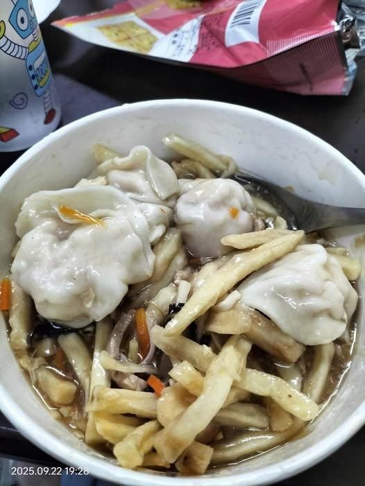 創意還是惡趣味？隔夜薯條泡酸辣湯餃掀網友熱議