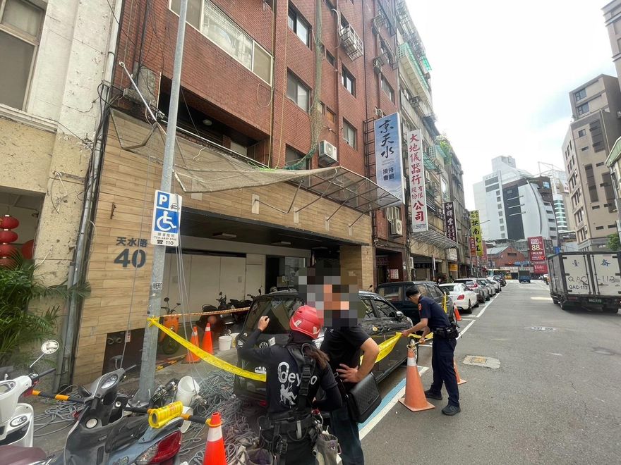 北市2工人「8F→1F防護網」再摔落地面　頂樓鐵管噴飛爆水