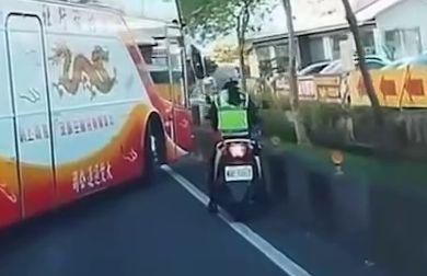 影/死亡交叉線！宜蘭驚見「遊覽車高速逼近警察」