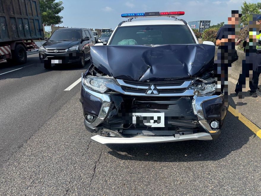 影/嘉義警高雄出事！國道上「警車撞壞豪車」尷尬了