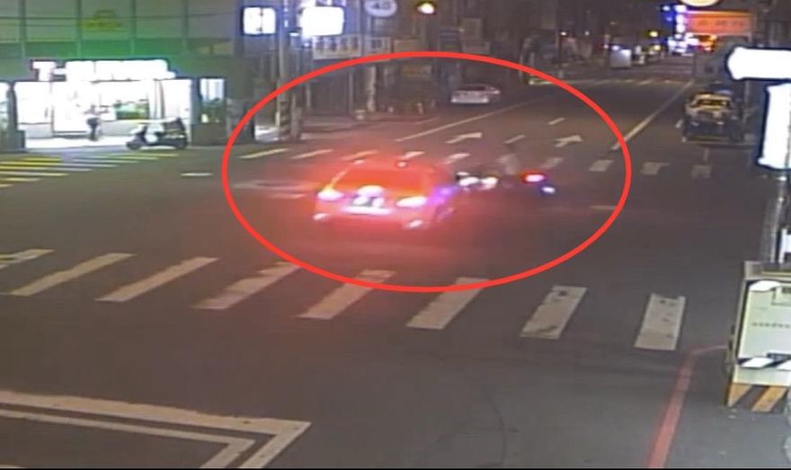 影/苗栗聯大學生騎車遭撞飛命危　機車瞬間爆炸成火球