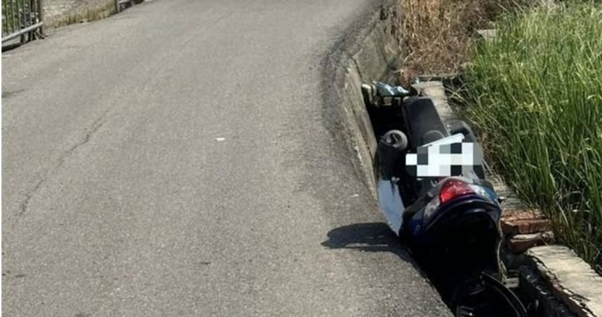 悚！台中爆噩耗「老翁慘死機車倒插」