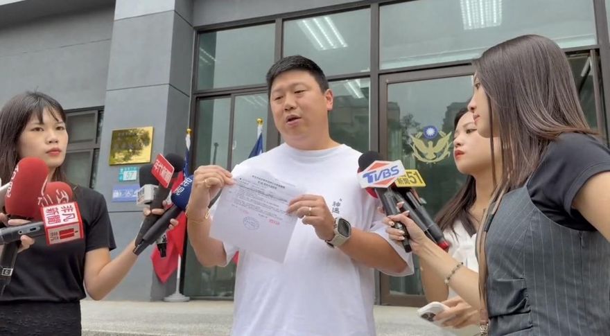 影/YTR控女兒遭幼兒園虐待　現身警局提告爆