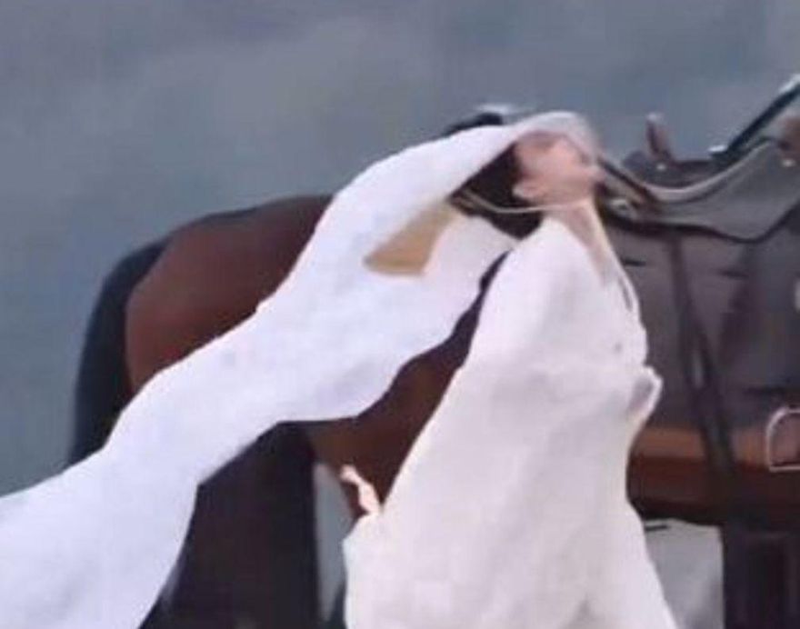 陸劇女神孟子義拍戲出事！「頭往後折」驚悚畫面曝