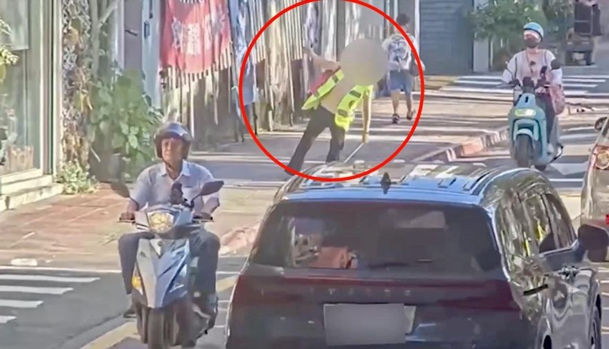 影/北市導護媽媽突頭暈倒地　擊落機車騎士釀2傷