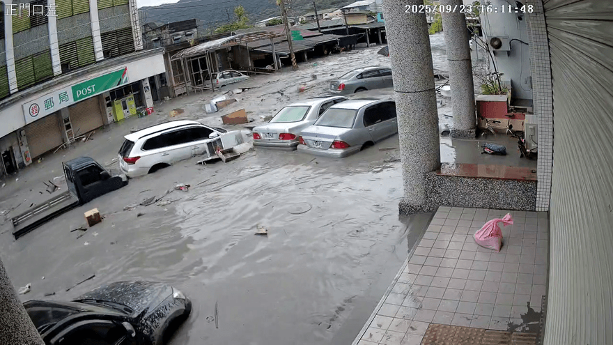 影/救災反變災民！警消車全毀「背債百萬」求助政府一度被已讀不回