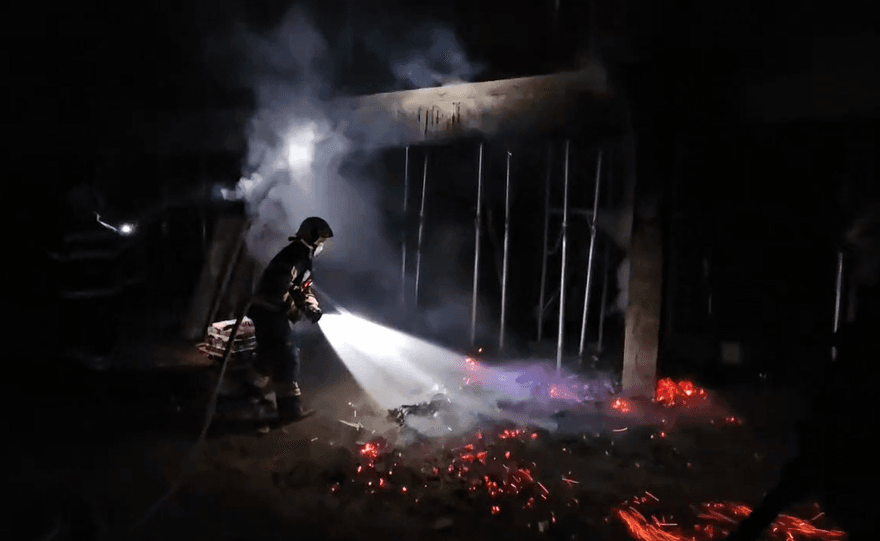 影/澎湖建案工地「板模燃燒」竄火光　消防到場灌水搶救