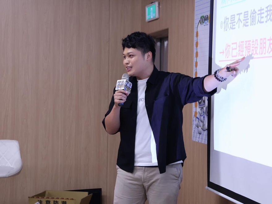 馬德超猛！一句「王世堅酸玻璃心」讓王義川爆氣走人　打爆影片曝